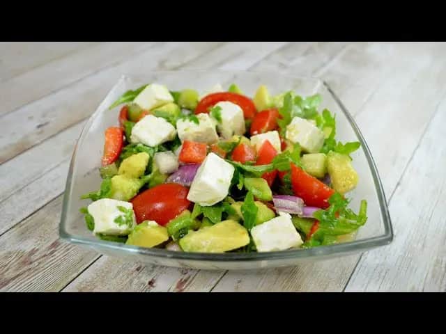 Prosty przepis na sałatkę z awokado – jak zrobić ją szybko i smacznie