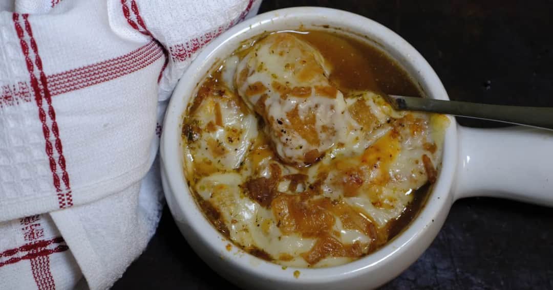 Jak się robi zupę cebulową – proste przepisy, które zachwycą smakiem