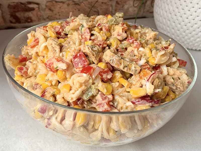 Jak zrobić sałatkę z kurczakiem – proste przepisy, które zaskoczą