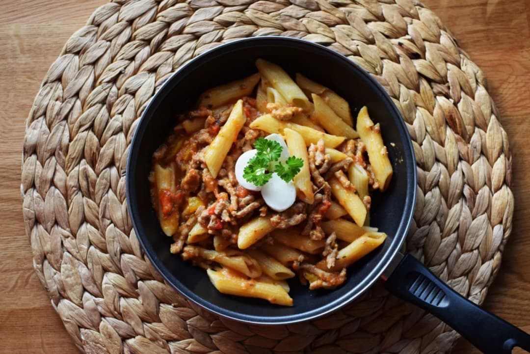 Penne z sosem pomidorowym – prosty przepis na pyszny obiad w 30 minut