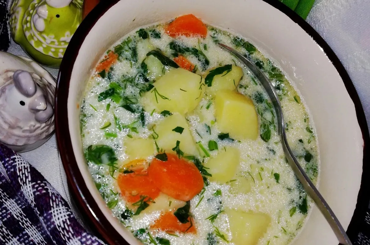 Jak zagęścić zupę serkiem topionym bez grudek i zyskać smak