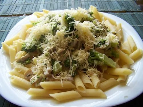Prosty przepis na makaron penne z pieczarkami – smaczny obiad w 30 minut
