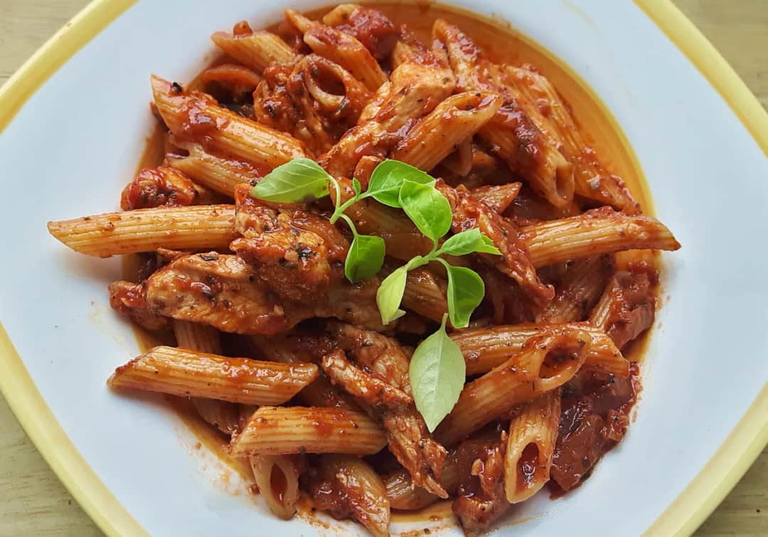 Prosty przepis na penne z kurczakiem i pomidorami – smaczny obiad w 30 minut