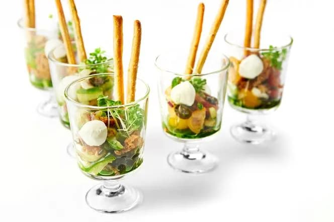 Jak podać sałatkę jarzynową, by zachwycić gości? Proste triki na efektowne danie