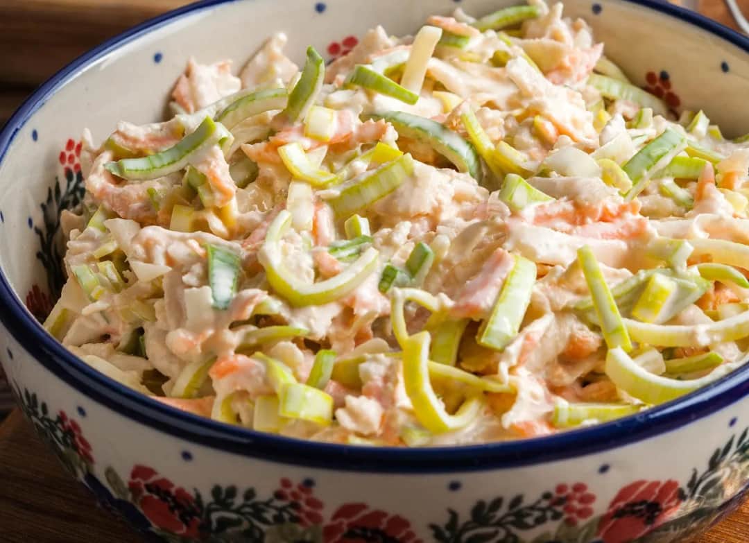 Czy porę trzeba sparzyć do sałatki? Sprawdź, jak uniknąć błędów w przygotowaniu