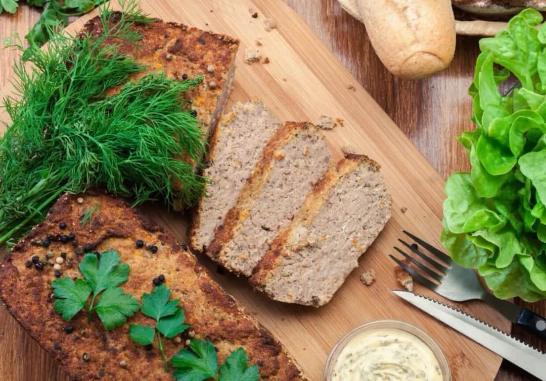 Jakie przyprawy do pieczonego pasztetu, by zachwycić smakiem?