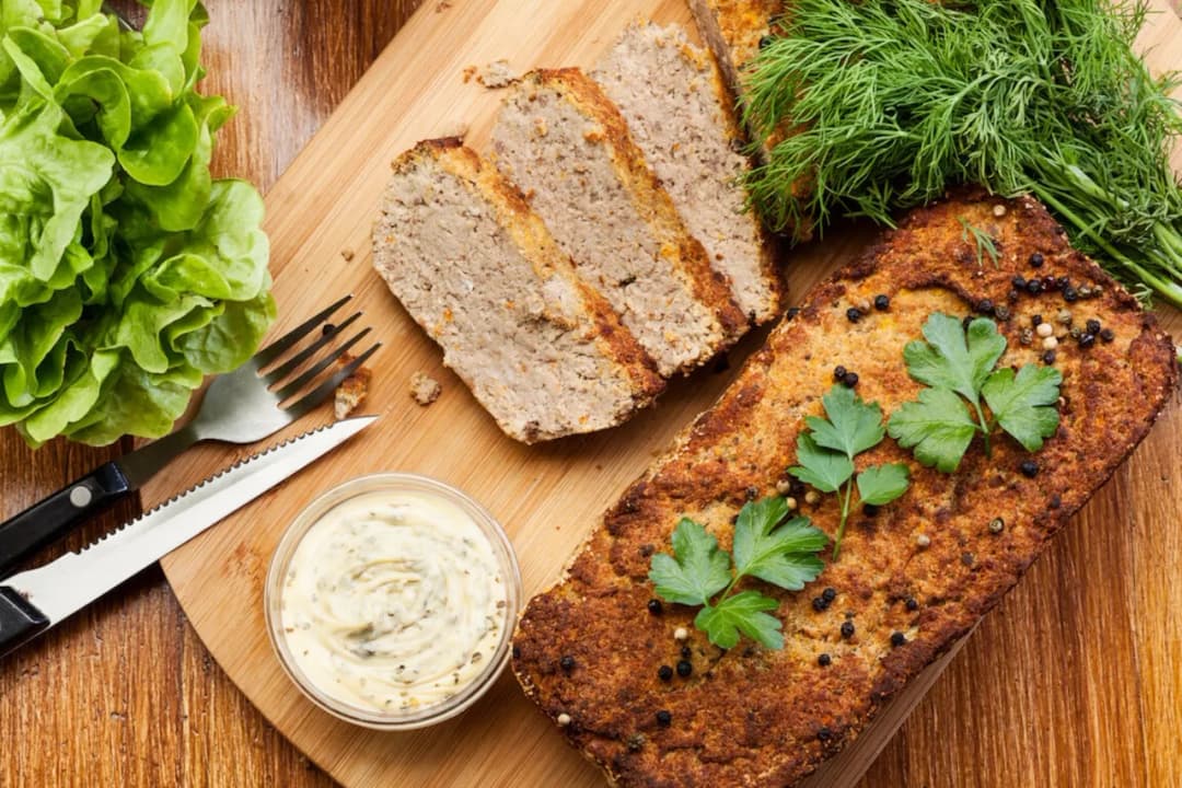 Czym posypać pasztet przed pieczeniem, by zachwycić smakiem?