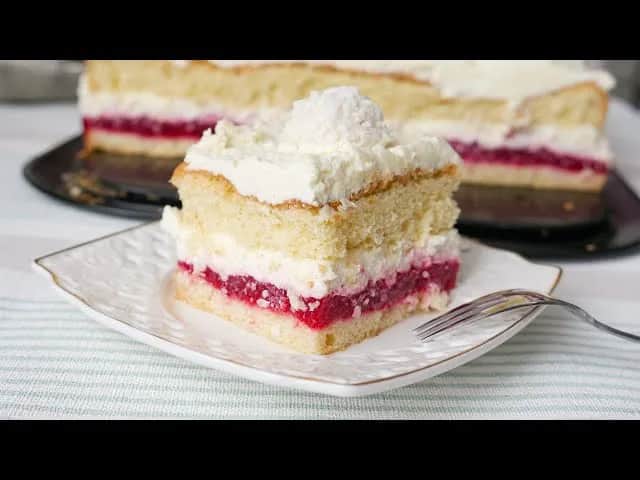 Prosty przepis na ciasto z musem malinowym – zrób je szybko i bez błędów