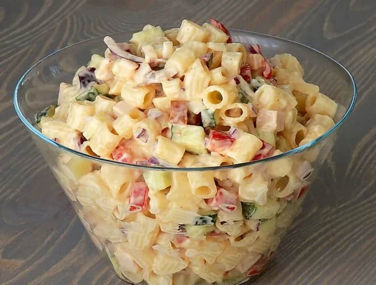 Prosty przepis na sałatkę z makaronem – krok po kroku z poradami i wariantami