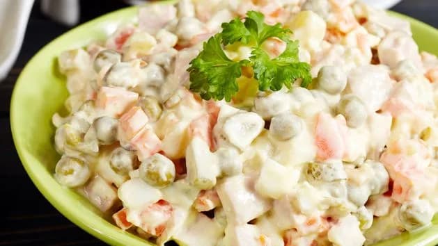 Ile sałatka może stać w lodówce, aby uniknąć zepsucia i bakterii?