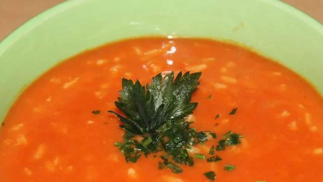 Ile ryżu dodać do 4 litrów zupy pomidorowej, by uniknąć rozgotowania?