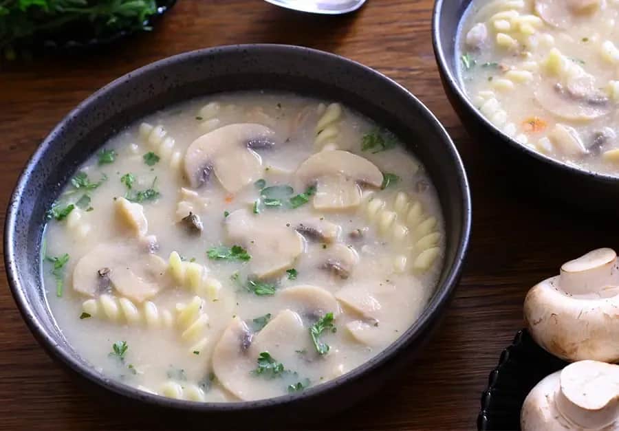 Ile kcal ma zupa pieczarkowa? Zaskakujące fakty o kaloriach