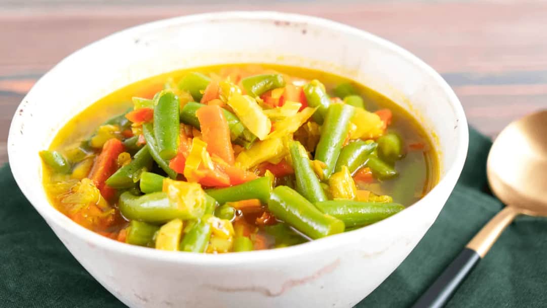 Ile kalorii ma zupa jarzynowa? Odkryj, jak składniki wpływają na kalorie