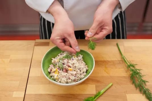 Jak zrobić pyszną sałatkę z ryżem – prosty przepis krok po kroku