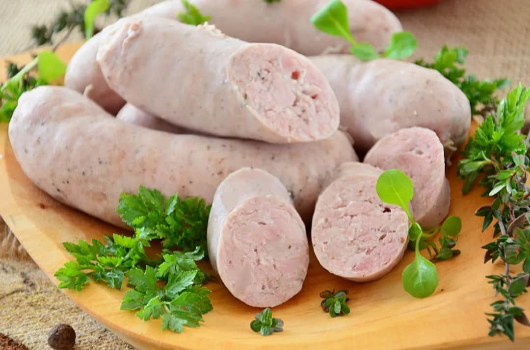 Biała kiełbasa do zimnej czy gorącej wody – uniknij pękania osłonki