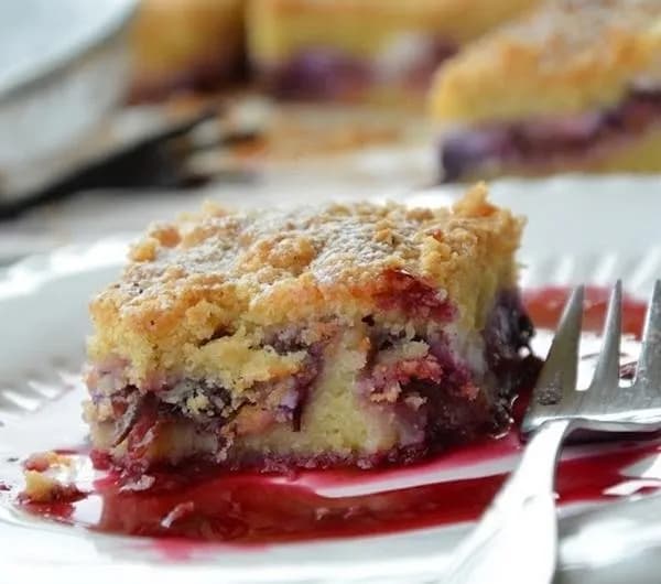 Wilgotne ciasto ze śliwkami – przepis na idealnie miękkie i soczyste ciasto