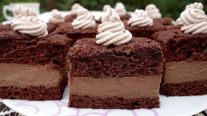 Jak się nazywa ciasto czekoladowe z kremem śmietankowym? Odkryj tajemnice!