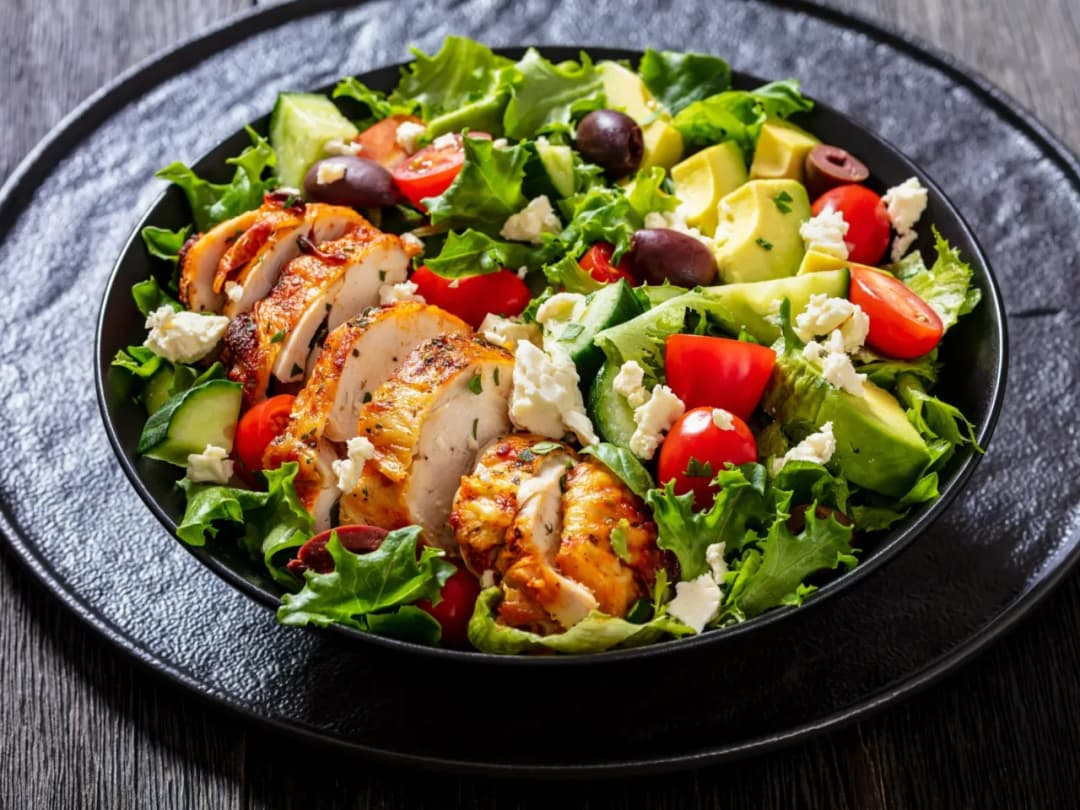 Prosty przepis na sałatkę z kurczakiem – jak zrobić ją szybko i smacznie