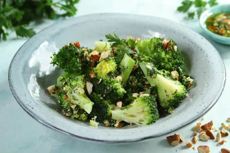 Ile gotować brokuła do sałatki, by zachować chrupkość i kolor