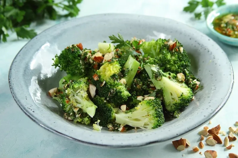 Ile gotować brokuła do sałatki, by zachować chrupkość i kolor