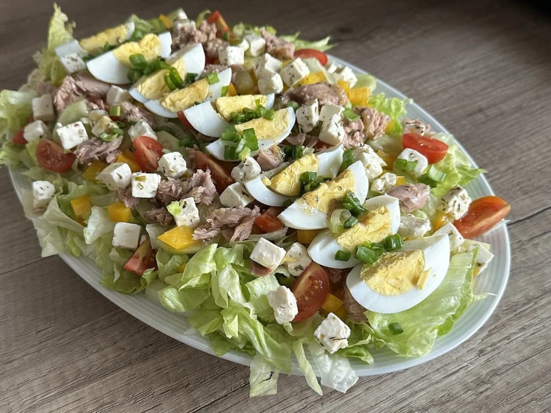 Jak zrobić sałatkę z tuńczykiem i jajkiem - prosty przepis na smakowitość