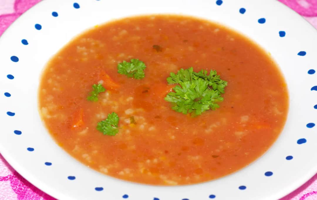 Jak zrobić zupę pomidorową z ryżem - prosty przepis na pyszny obiad