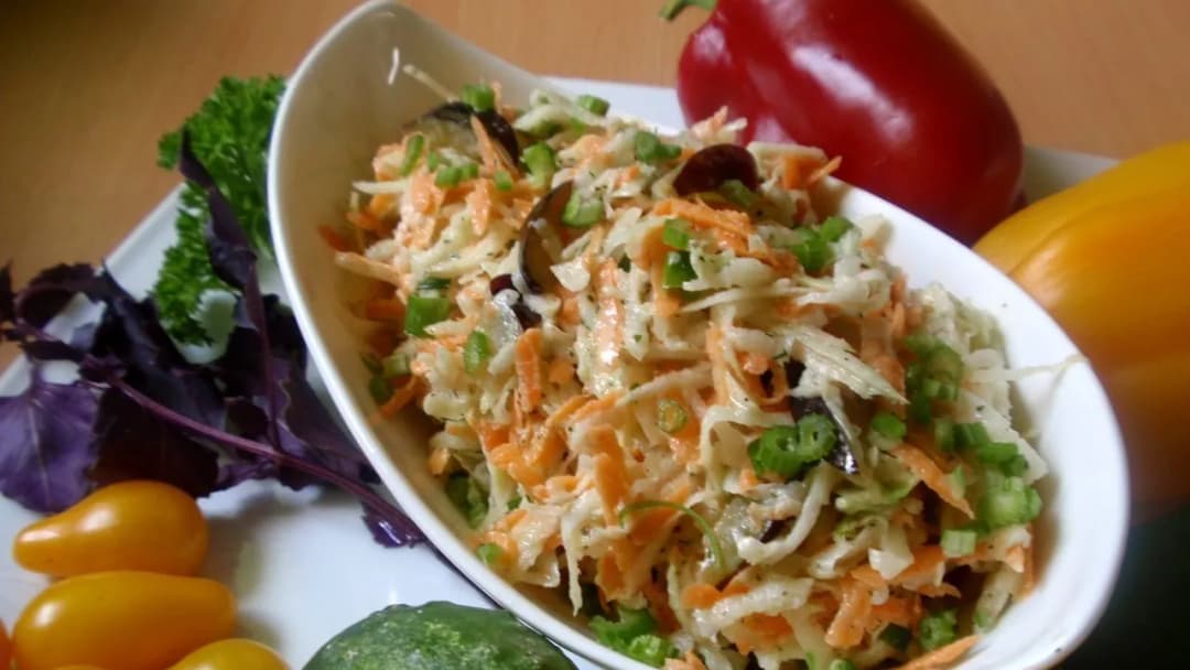 Najlepsza surówka do schabu ze śliwką – proste przepisy na idealne połączenie smaków