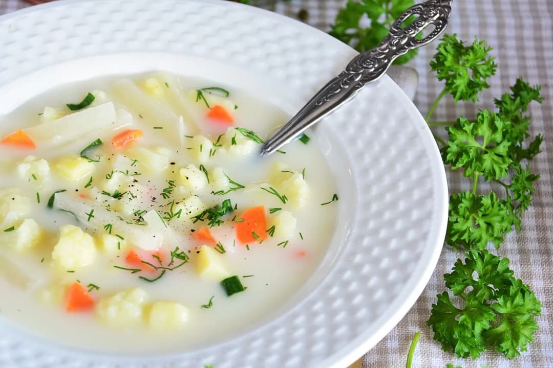 Jak doprawić zupę jarzynową, by uniknąć mdłego smaku? Sprawdzone przyprawy i triki