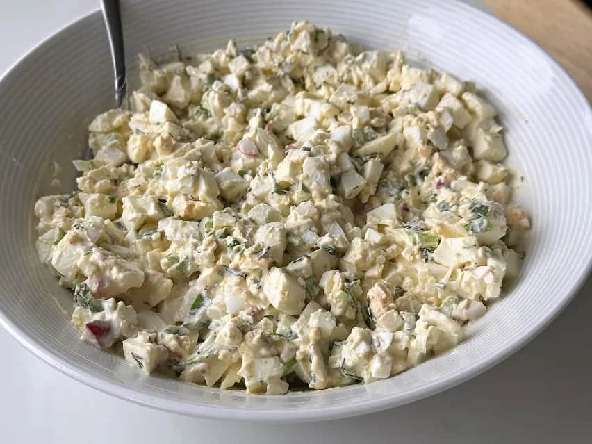 Prosty przepis na sałatkę jajeczną krok po kroku – zrób to szybko i smacznie
