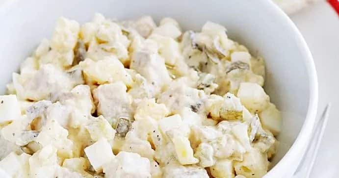 Jak zrobić sałatkę śledziową z ziemniakami – prosty przepis na smakowitość