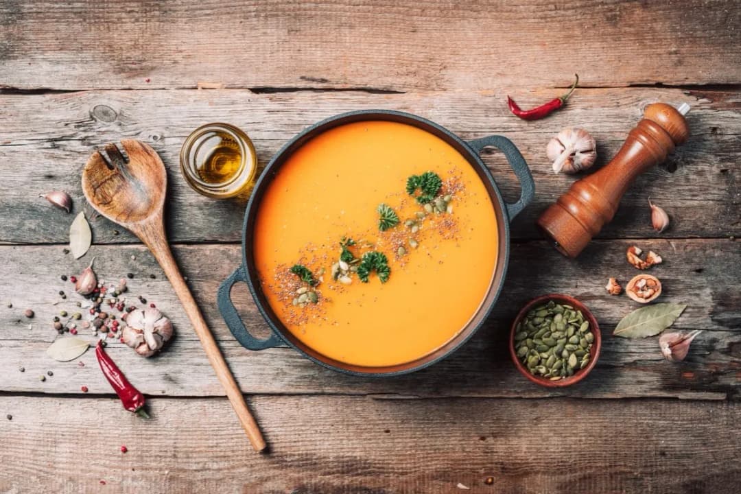 Jakie zioła do zupy dyniowej, aby wzbogacić jej smak i aromat?