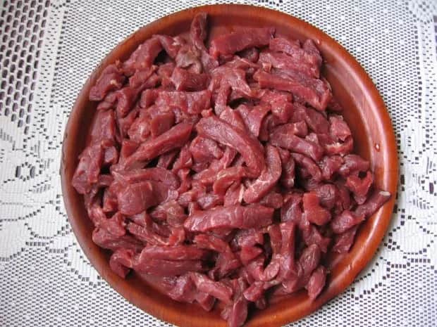 Jakie mięso wybrać do boeuf stroganow, by uniknąć twardych kawałków?