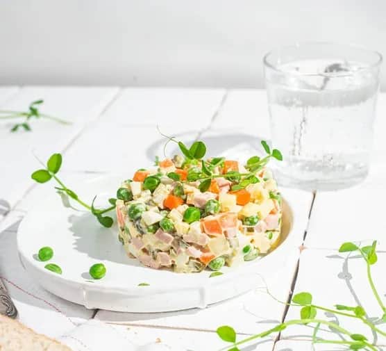 Czy sałatki można mrozić? Odkryj, które składniki są bezpieczne