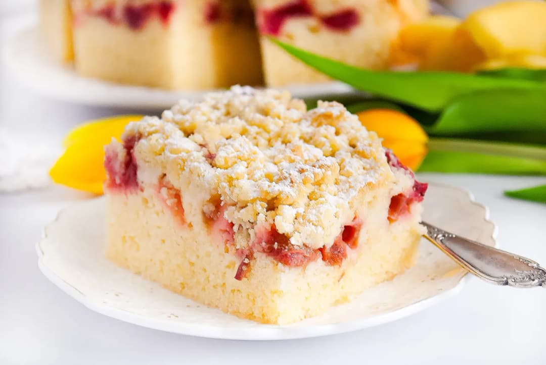 Prosty przepis na ciasto maślane z rabarbarem i kruszonką – idealne na każdą okazję