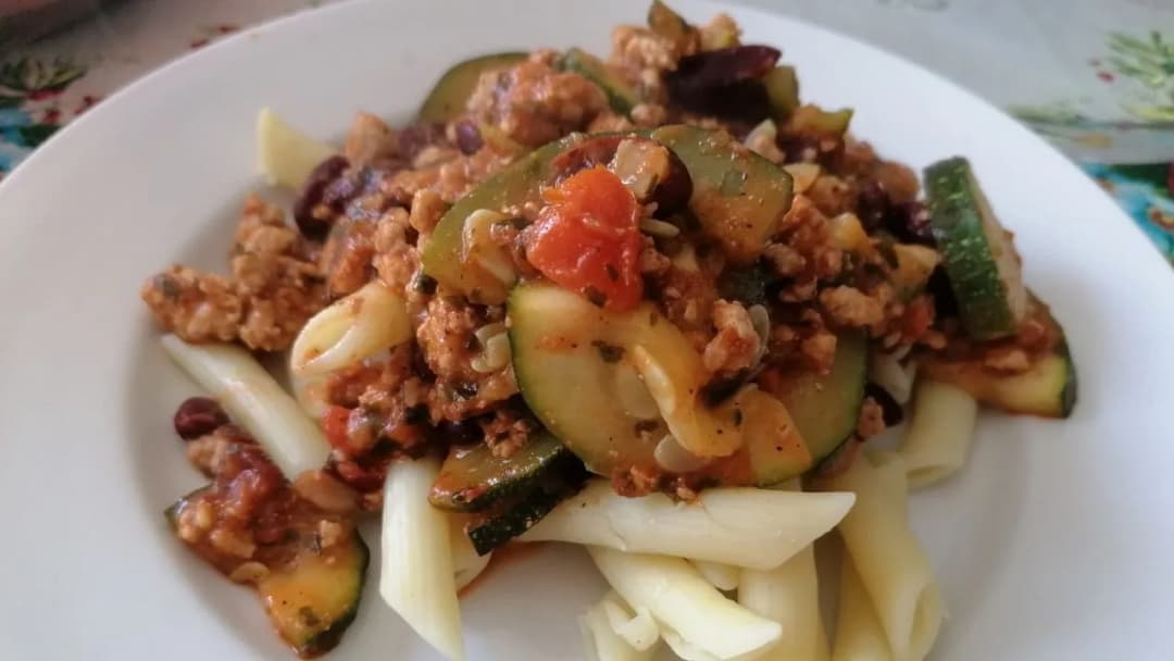 Prosty przepis na makaron penne z mięsem mielonym – szybki obiad dla całej rodziny