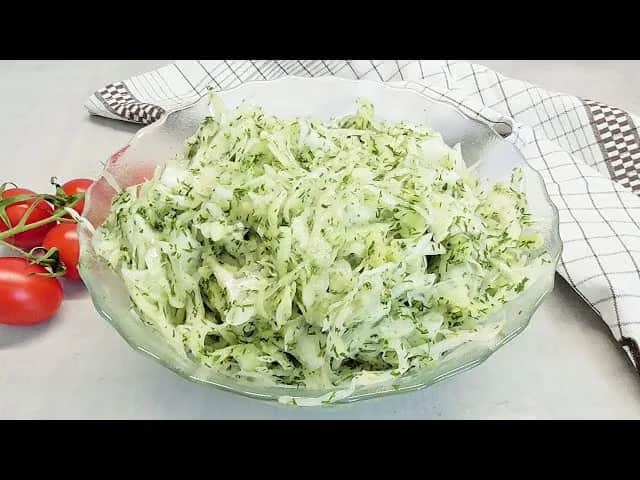Jak zrobić sałatkę z białej kapusty, która zaskoczy Twoich gości