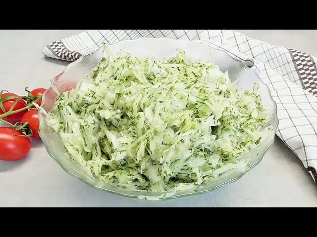 Jak zrobić sałatkę z białej kapusty, która zaskoczy Twoich gości