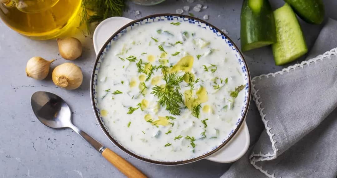 Jak się gotuje zupę ogórkową – prosta receptura na smaczną zupę