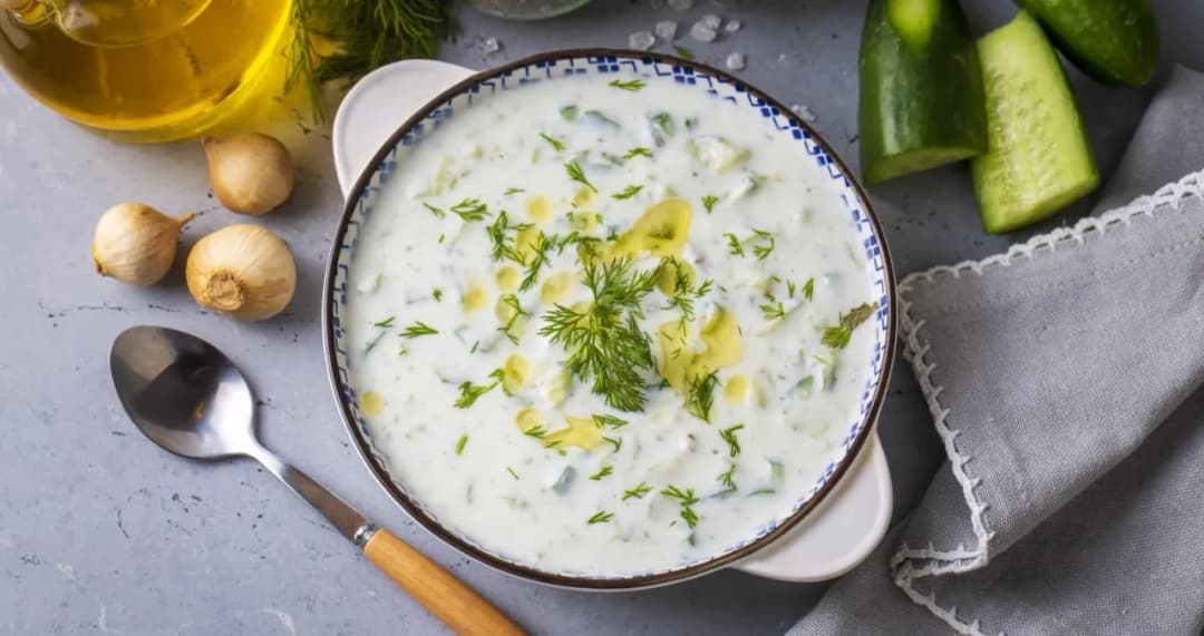 Jak się gotuje zupę ogórkową – prosta receptura na smaczną zupę