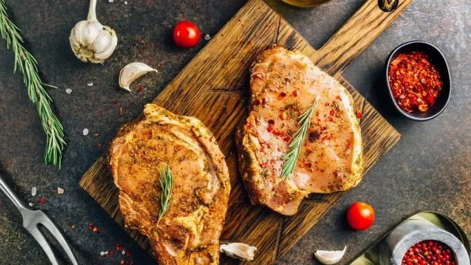 Jak upiec schab w plastrach, by był soczysty i pełen smaku