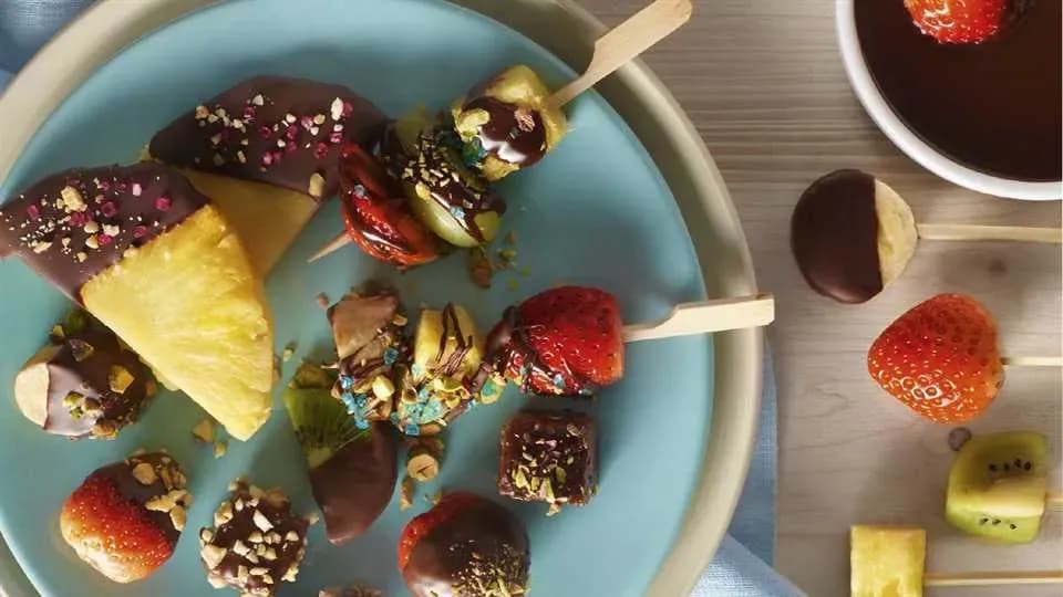 Co do fondue czekoladowego? Idealne dodatki i przepisy na deser