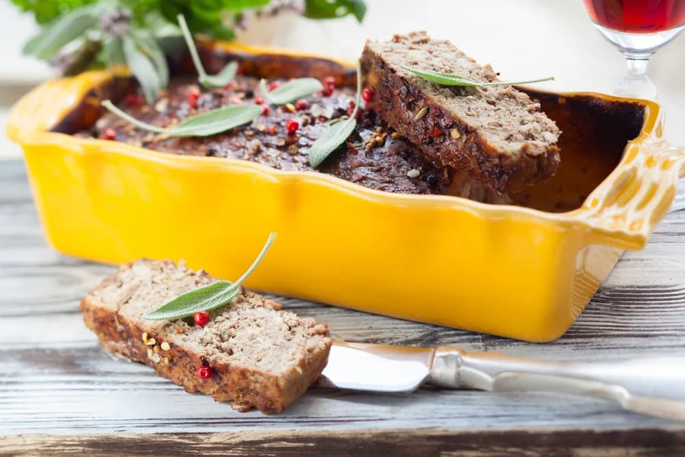 Czym posmarować pasztet przed pieczeniem, aby był idealny?