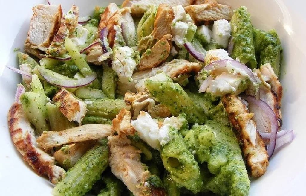 Prosty przepis na penne z kurczakiem i pesto – smaczny obiad w 30 minut