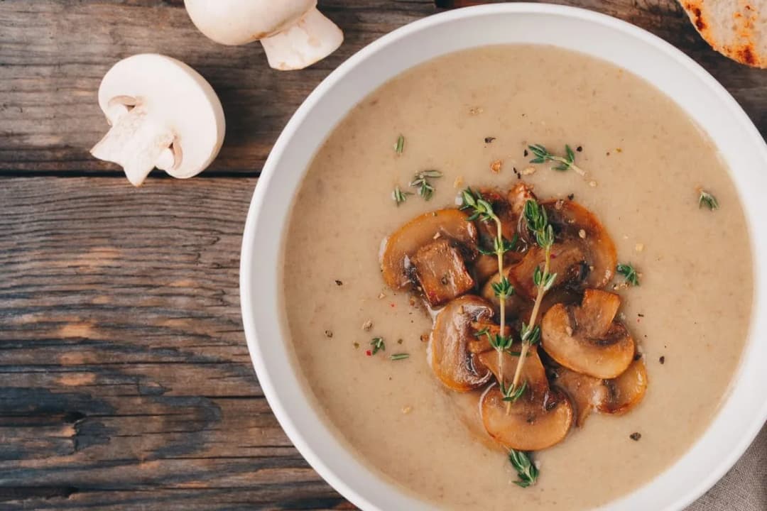 Jaka śmietana do zupy pieczarkowej, aby uzyskać idealny smak?
