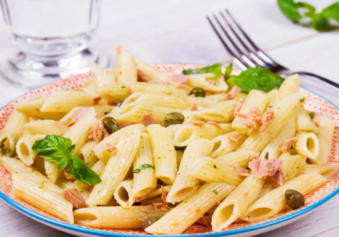 Prosty przepis na makaron penne z tuńczykiem i pomidorami w 20 minut